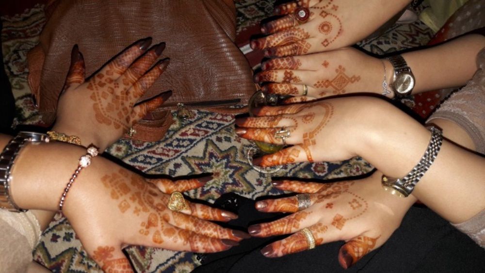 Tradycyjna, saharyjska henna to ciężkie, geometryczne wzory