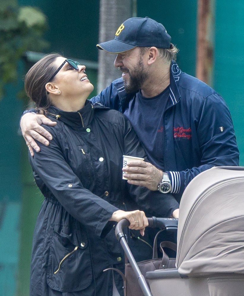 Michał Milowicz spaceruje z synem i młodszą o 13 lat ukochaną 