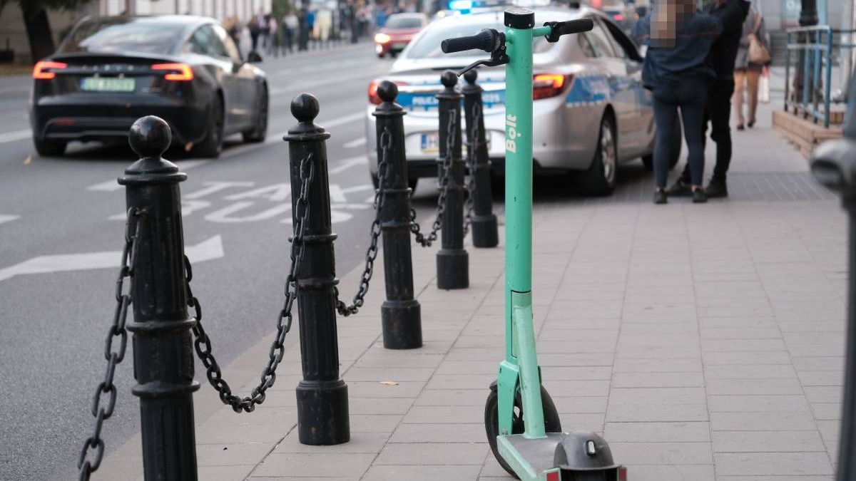 Policjanci zatrzymali do kontroli mężczyznę i kobietę, którzy poruszali się hulajnogami na minuty Bolt