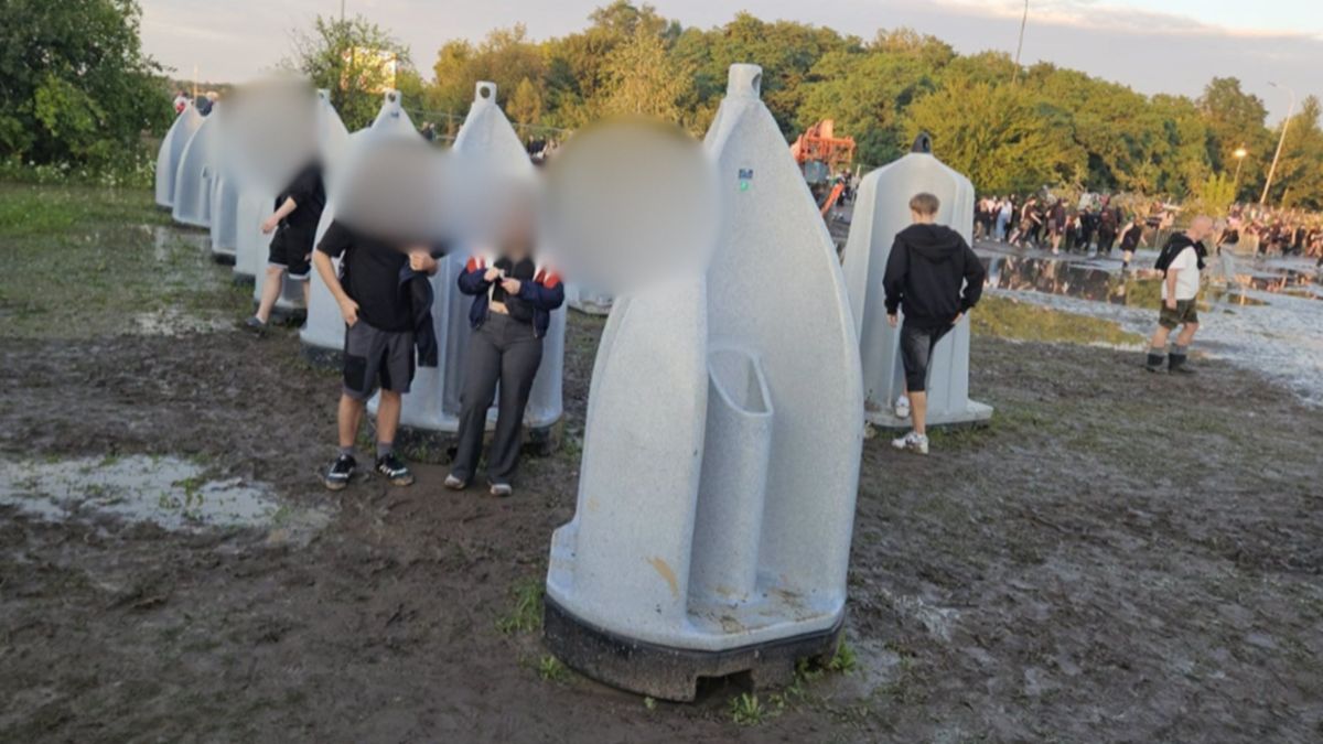 Takie toalety na festiwalu w Łodzi.