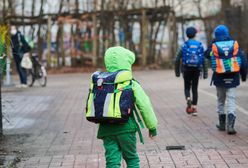 Nowe obostrzenia.  Nauczanie hybrydowe w dwóch województwach. Komentarz eksperta