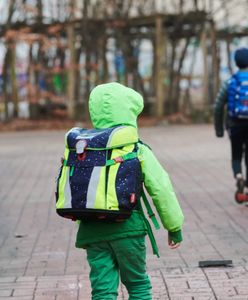 Nowe obostrzenia.  Nauczanie hybrydowe w dwóch województwach. Komentarz eksperta