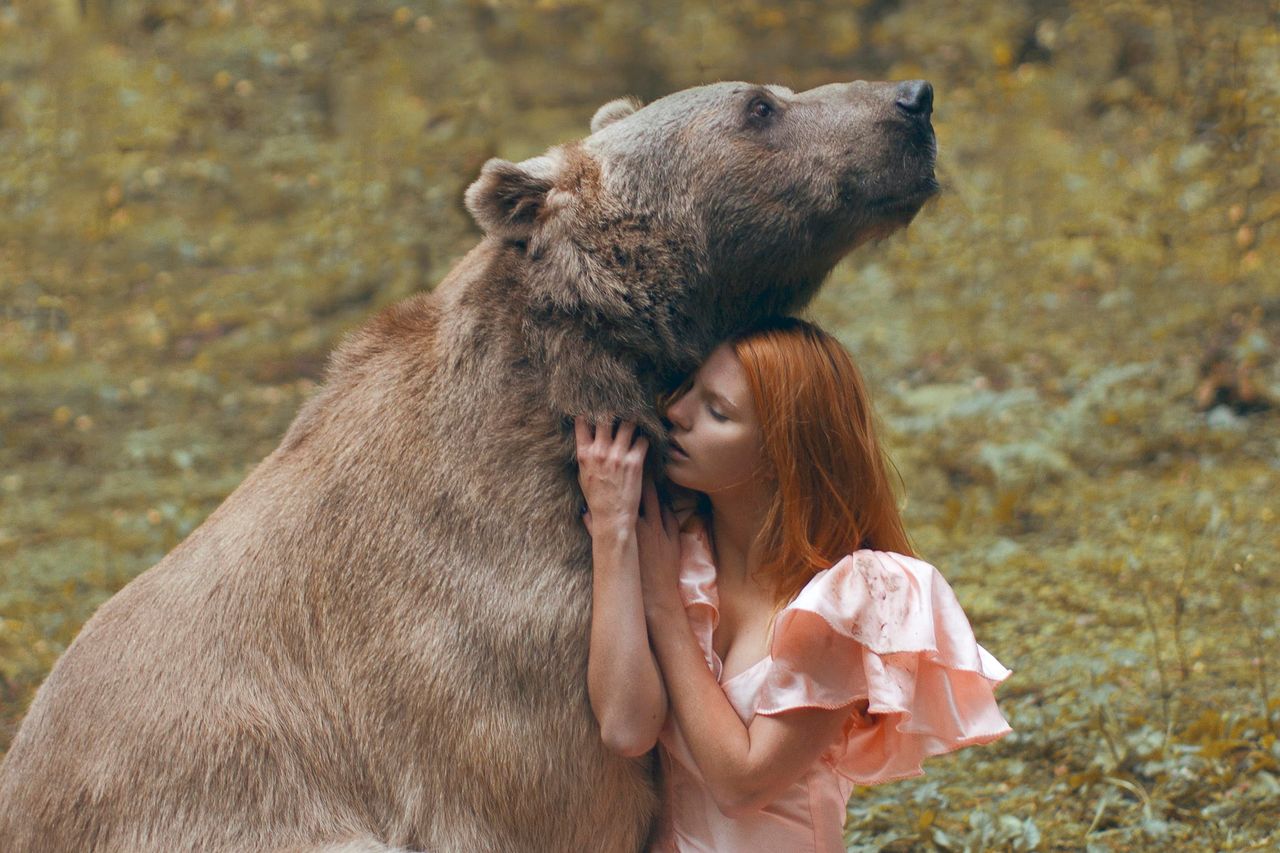 Kiedy pierwszy raz zobaczyłam zdjęcia Kateriny, nie byłam specjalnie zachwycona. Początkowo trudno uwierzyć, że jej fotografie przedstawiają prawdziwe zwierzęta, i łatwo posądzić autorkę o skłonność do nadużywania Photoshop'a. Potem zobaczyłam zdjęcia z backstage'u i okazało się, że zwierzęta są jednak prawdziwe, a niedźwiedź ma na imię Stepan. Gdy patrzę z nowej perspektywy, fotografie Plotnikovej przekonują mnie połączeniem delikatności i nutki abstrakcji.