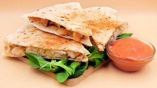 Masz tortillę, ser i kurczaka? Zrób quesadillę, która smakuje jak z restauracji