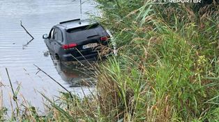 Kierowca chciał uniknąć zderzenia z dziką zwierzyną. Wjechał do stawu