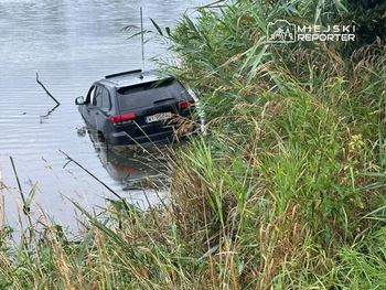 Kierowca chciał uniknąć zderzenia z dziką zwierzyną. Wjechał do stawu