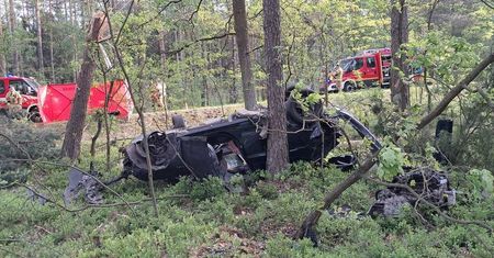 Opel roztrzaskał się na drzewie. Nie żyje 20-latek