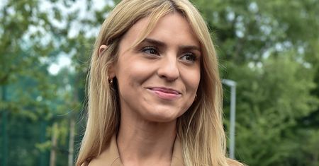 Włożyła "slip dress". To najmodniejsza sukienka na jesień