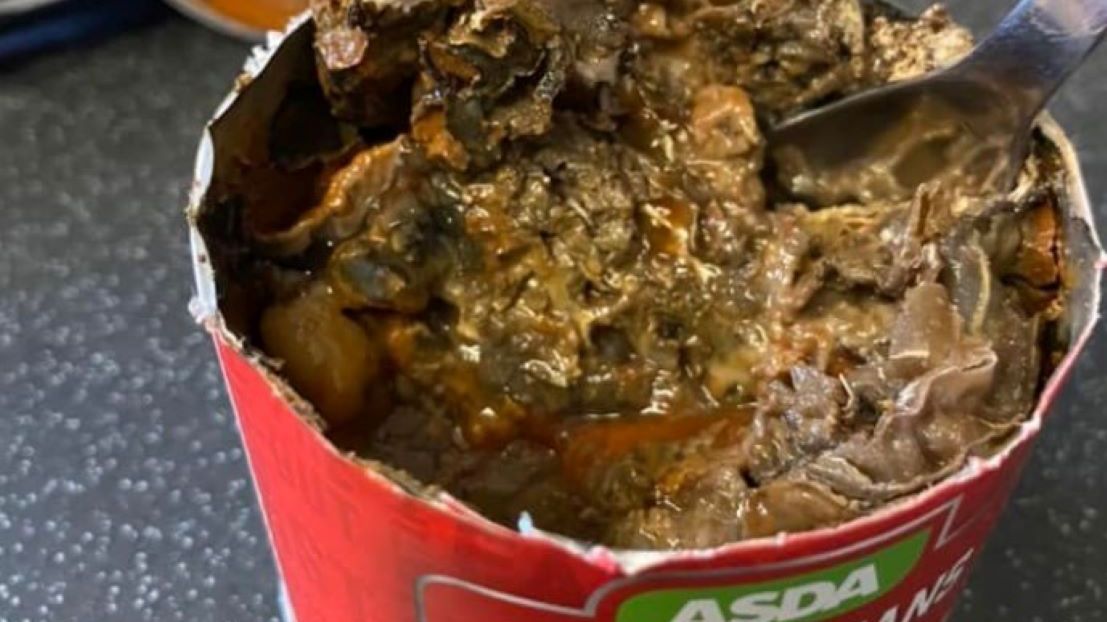 Kobieta straciła apetyt, gdy otworzyła puszkę z fasolką