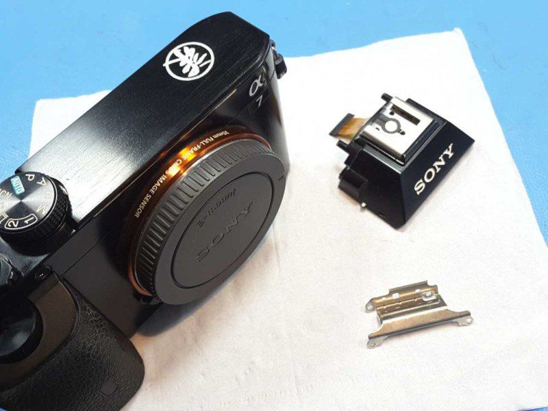 Fotograf uciął wizjer w swoim Sony A7. Dlaczego właściwie to zrobił? 5