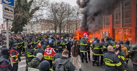 Strażacy mówią "dość". Rozpalili ognisko w środku Lille