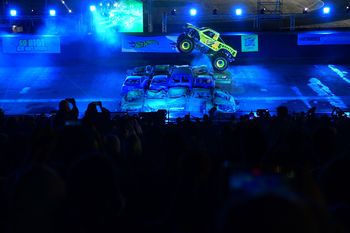 Toruń: Monster Truck Show i pokazy kaskaderów na Motoarenie!