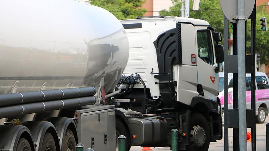 Kierowcy ciężarówek płacący za paliwo w automatach powinni mieć się na baczności.