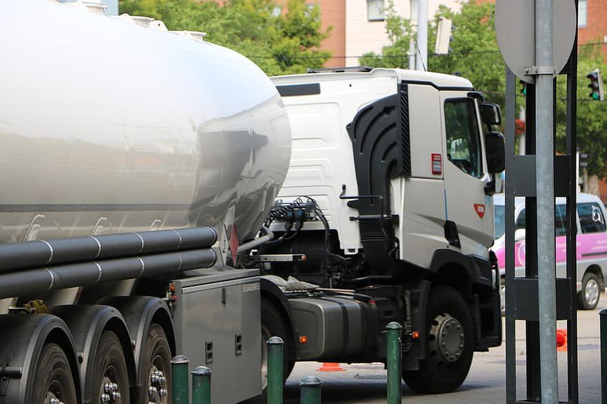 Kierowcy ciężarówek płacący za paliwo w automatach powinni mieć się na baczności.