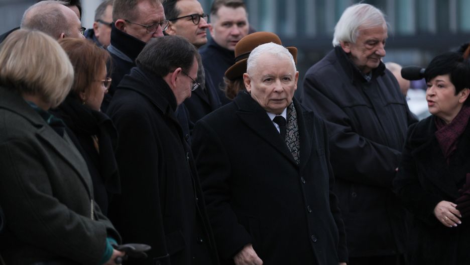 Jaros�aw Kaczy�ski, Joanna Borowiak, Ryszard Terlecki
Warszawa, 10.12.2024. Prezes PiS Jaros�aw Kaczy�ski (3P) oraz pos�owie PiS Joanna Borowiak (P) i Ryszard Terlecki (2P) przed pomnikiem prezydenta Lecha Kaczy�skiego na pl. Pi�sudskiego w Warszawie, 10 bm. Trwaj� obchody miesi�cznicy katastrofy smole�skiej. (aldg) PAP/Rafa� Guz
Rafa� Guz
katastrofa smole�ska, miesi�cznica, obchody, PiS, Plac Pi�sudskiego, polityk, polityka, pomnik, pomnikiem