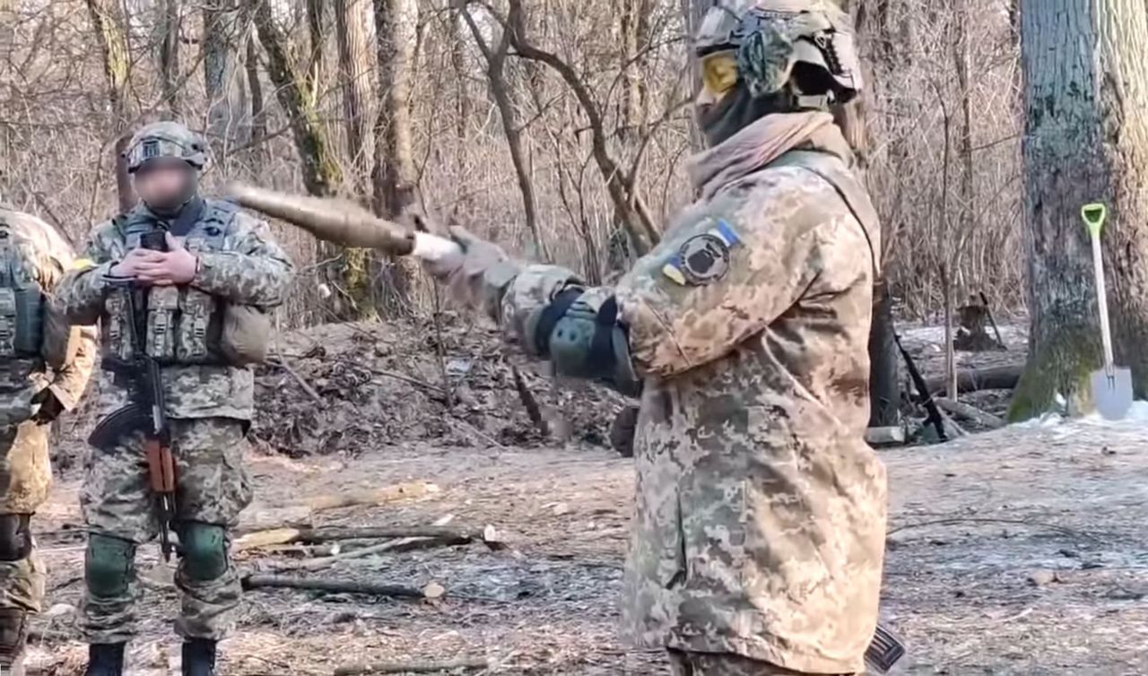 Granatnik RPG-76 Komar w rękach ukraińskiego żołnierza