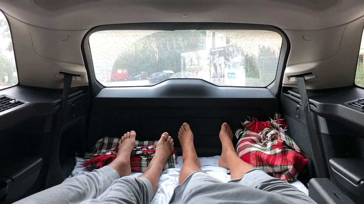 Spanie w aucie czasem bywa koniecznością. Dla niektórych może być jednak ciekawą przygodą.