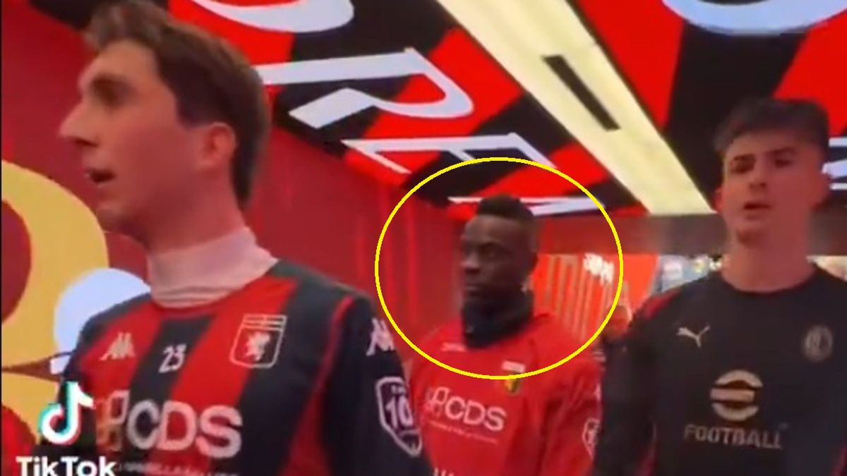 Mario Balotelli w czasie meczu AC Milanu z Genoą CFC