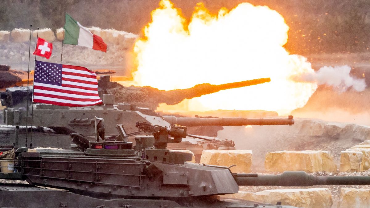 epaselect epa11888449 A Denmark's Leopard 2 tank (back) fires during the 'US Army Europe and Africa International Tank Challenge' exercise at the military training area in Grafenwoehr, Germany, 11 February 2025. Tank crews from Denmark, Italy, Slovenia, Switzerland and the US Army take part in this competing exercise which runs from 07 till 20 February and test competitor's marksmanship skills, physical prowess, and mental agility while engaging in team building competitions. EPA/MARTIN DIVISEK Dostawca: PAP/EPA.