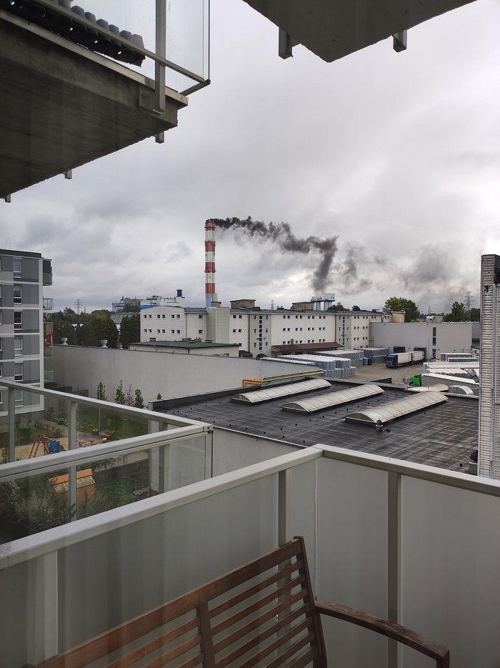 Czarny dym z komina Elektrociepłowni Lublin-Wrotków