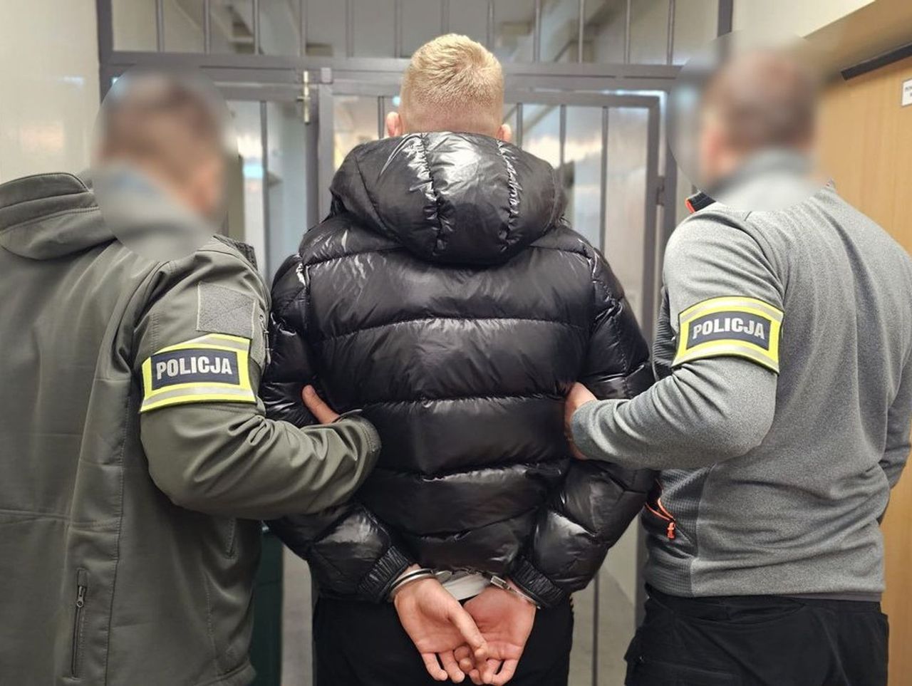 Łódź: 21-latek trzymał na balkonie ponad kilogram marihuany. Policja znalazła też kasetkę pełną pieniędzy. "Dorabiam sobie"