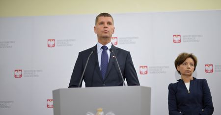 Powrót do szkoły. Co z noszeniem maseczek? Szef MEN odpowiada