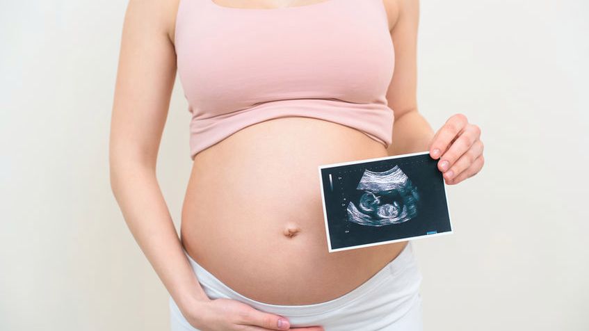 Położenie miednicowe płodu w terminie okołoporodowym stwierdza się w około 3% przypadków. Dlaczego niektóre dzieci przed narodzinami nie przyjmują pozycji główką w dół, która jest najbardziej korzystna i bezpieczna.