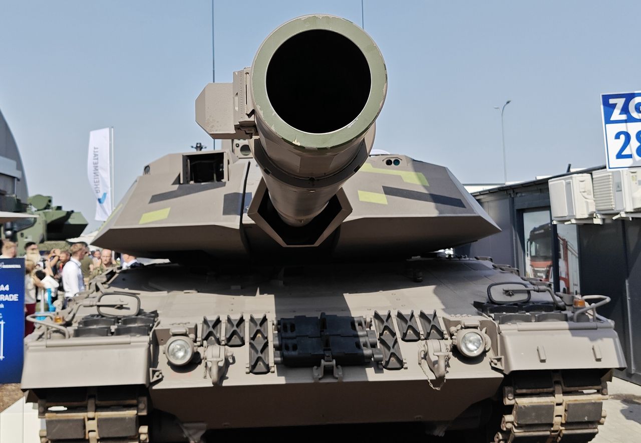 Hybrids on display: New Panther turret on old Leopard tank stuns MSPO