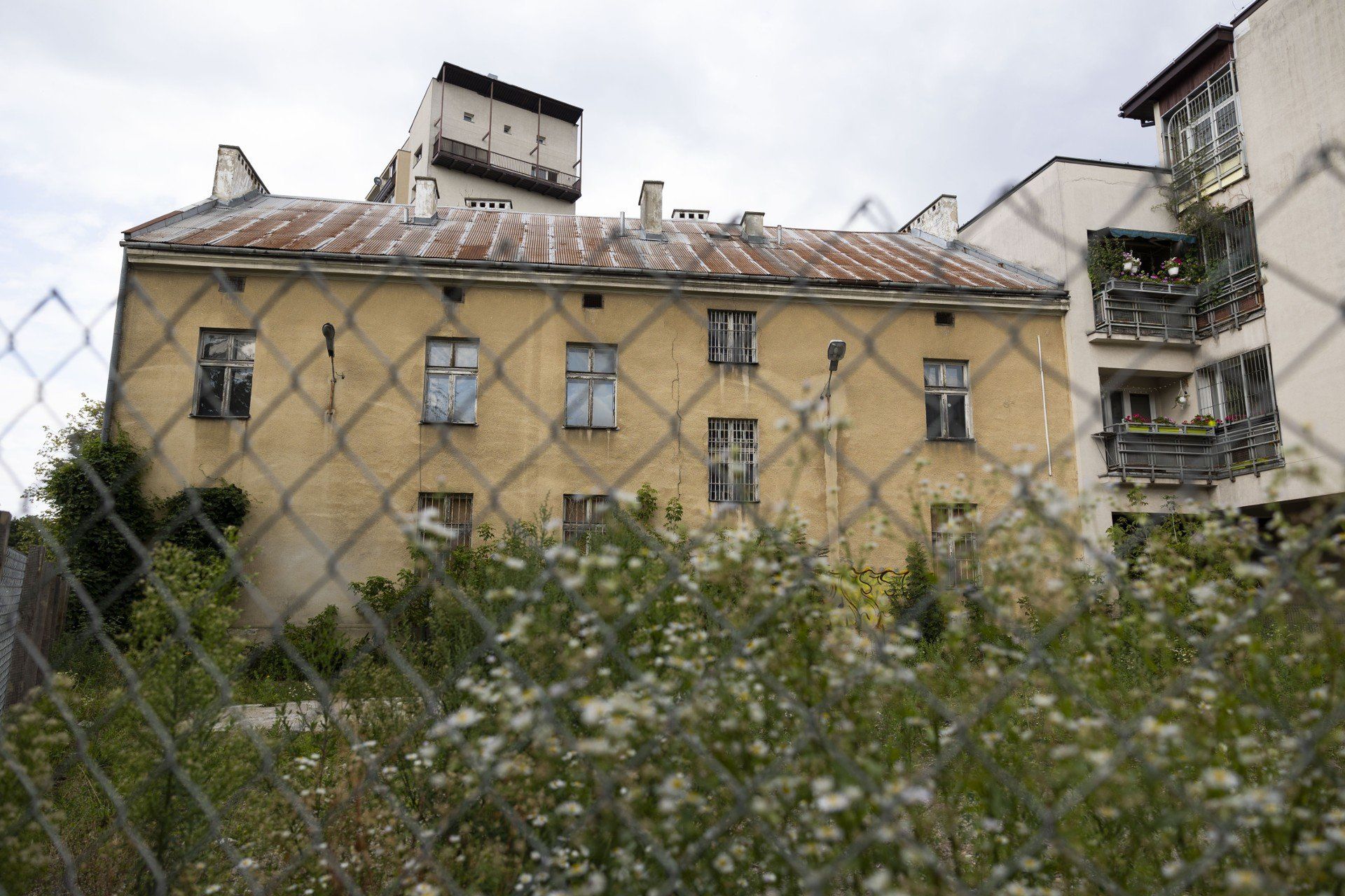 Dawny posterunek policji na Mazowieckiej nadal straszy