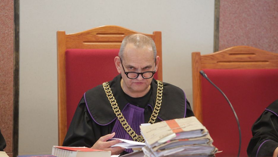 Karol Radaszkiewicz
Olsztyn, 21.10.2024. S�dzia Karol Radaszkiewicz na sali S�du Okr�gowego w Olsztynie, 21 bm. Trwa proces odwo�awczy w sprawie Piotra O. oskar�onego o spowodowanie wypadku na jeziorze Ta�ty, w wyniku kt�rego zgin�o dziecko. (amb) PAP/Tomasz Waszczuk
Tomasz Waszczuk
apelacja, dziecko, dziewczynka, jezioro Ta�ty, MOTOROWA, na �odzi, ODWO�ANIE, proces, wypadek