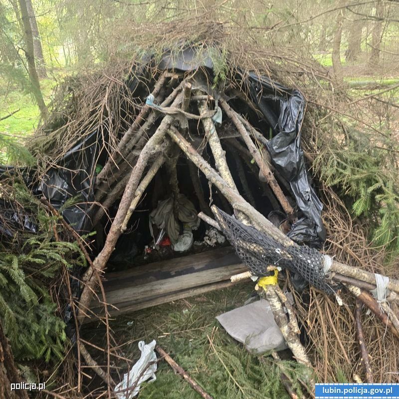 Rudna: Od dwóch lat mieszkał w leśnym szałasie. Podczas interwencji rzucił nożem w policjantów