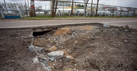 Płock. Zapadła się droga do Orlenu