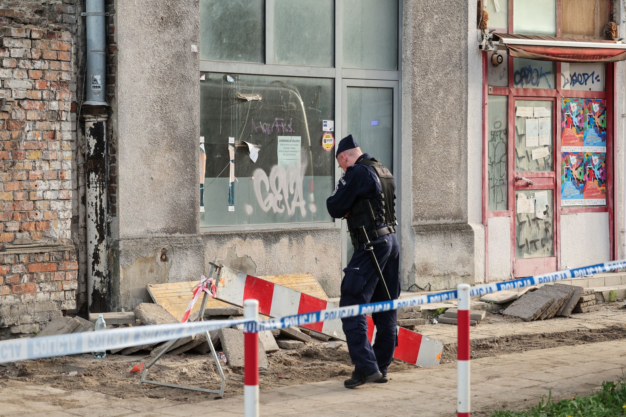 miejsce odnalezienia cia�
Szymon Pulcyn
dzia�ania policji, kamienica, kamienicy, miejsce znalezienia zw�ok, na Woli, pustostan pustostanie, ulica Grzybowska, zbrodnia, zw�oki w pustostanie