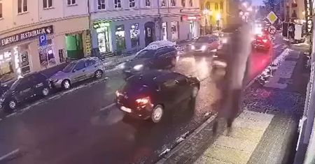 Film z Gniezna obiega sieć. Spadł z wysokości, a po chwili...