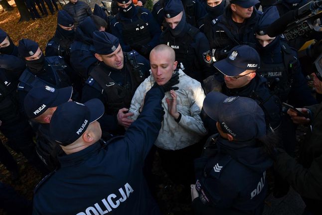 Funkcjonariusze policji używają siły wobec członka Lotnej Brygady Opozycji w 150. miesięcznicę katastrofy smoleńskiej.