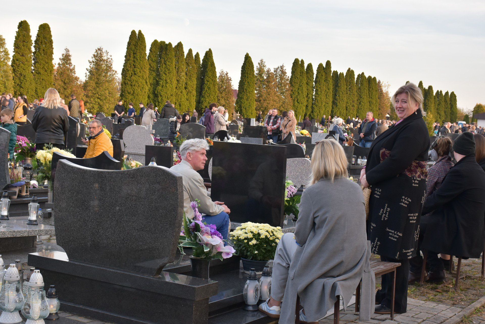 1 listopada w dniu Wszystkich Świętych cmentarz parafialny przy ulicy 1 Maja odwiedziły setki, o ile nie tysiące ludzi