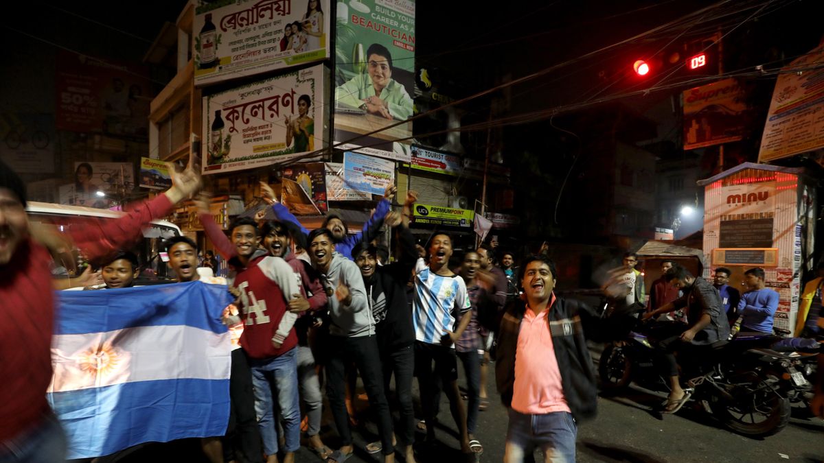 Supporters of Argentina celebrate in the street after the FIFA World Cup 2022 semi final match between Argentina and Croatia in Kolkata, India, 14 December 2022. Argentina won 3-0. EPA/PIYAL ADHIKARY Dostawca: PAP/EPA.