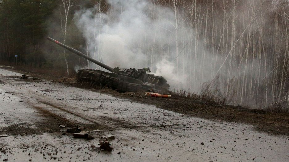 Rosja zaatakowa?a Ukrain?Smoke rises from a Russian tank destroyed by the Ukrainian forces on the side of a road in Lugansk region on February 26, 2022. - Russia on February 26 ordered its troops to advance in Ukraine "from all directions" as the Ukrainian capital Kyiv imposed a blanket curfew and officials reported 198 civilian deaths. (Photo by Anatolii Stepanov / AFP)ANATOLII STEPANOV
