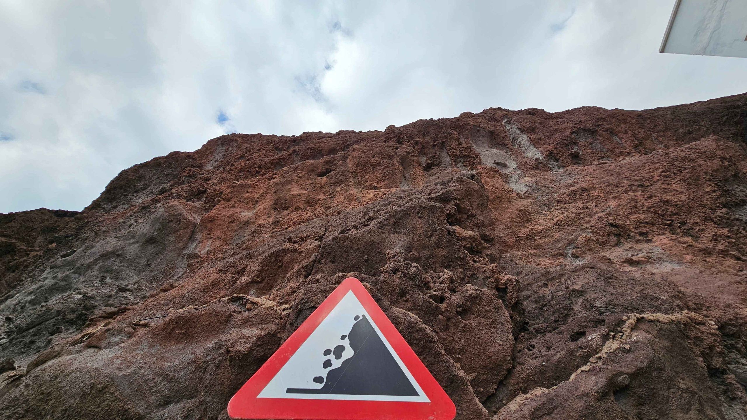 Odłamki skalne regularnie osypują się na drogę 