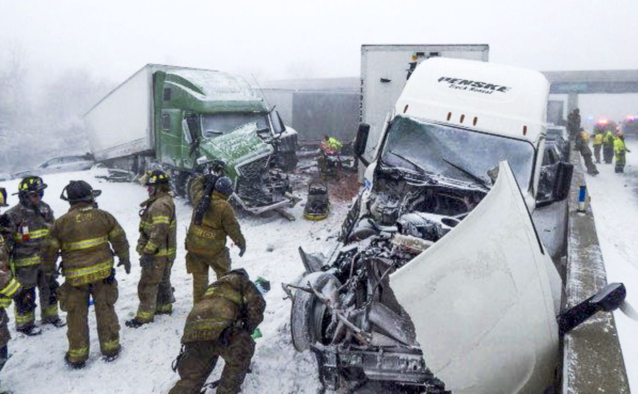W Ohio ok. 50 pojazdów brało udział w karambolu na autostradzie, w którym zginęły co najmniej 4 osoby
