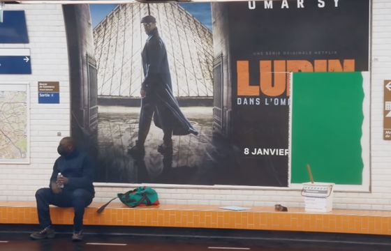 W Paryżu serial "Lupin" Netfliksa reklamuje sam główny bohater