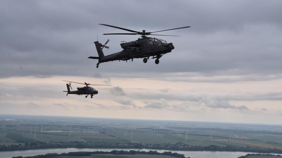 AH 64D Apache w locie