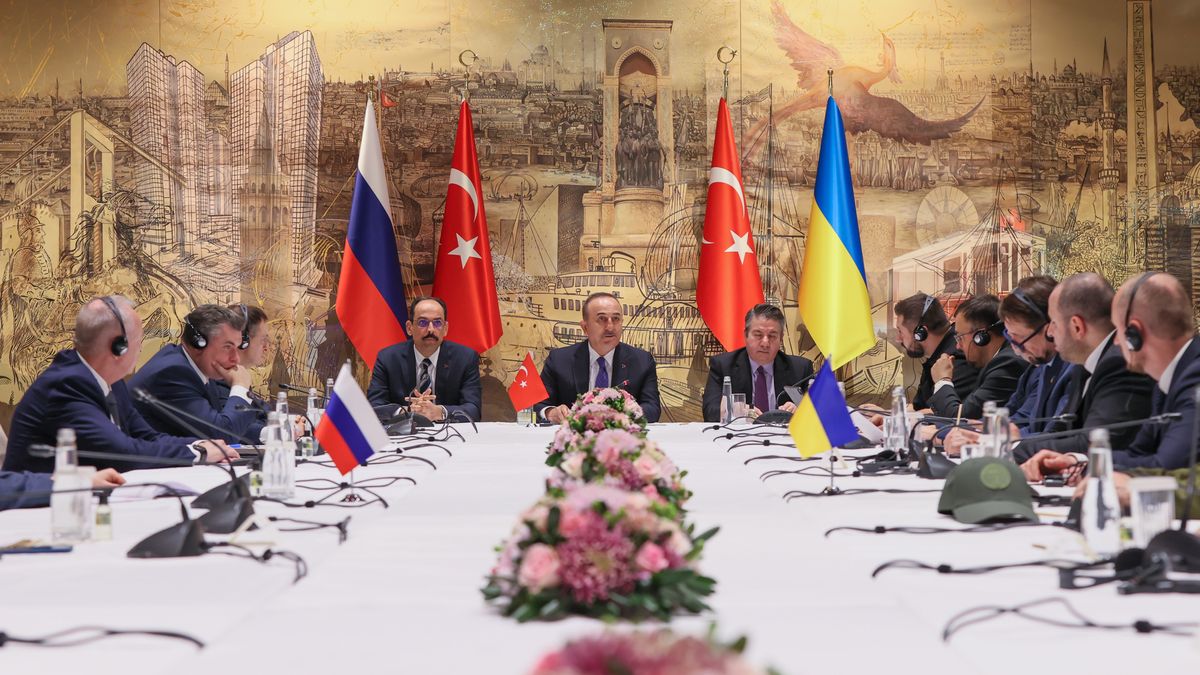 ISTANBUL, TURKIYE - MARCH 29: Turkish Foreign Minister Mevlut Cavusoglu (C) gives a thank you speech during the peace talks between delegations from Russia and Ukraine at Dolmabahce Presidential Office in Istanbul, Turkiye on March 29, 2022. Turkish Presidency Spokesperson Ibrahim Kalin (C-L) and Turkish Deputy Foreign Minister Sedat Onal (C-R) also attended the meeting. (Photo by Cem Ozdel/Anadolu Agency via Getty Images)
