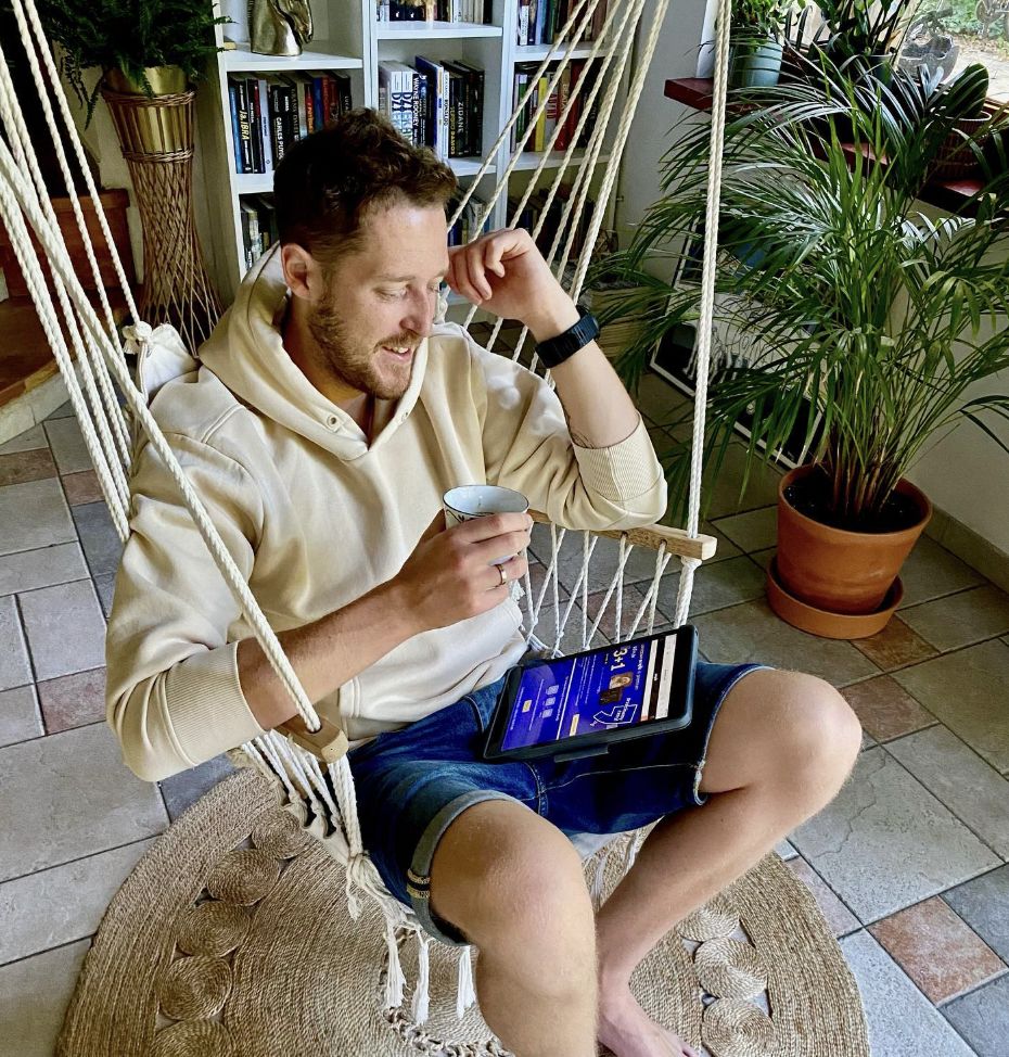 Damian Michałowski na hamaku w domu