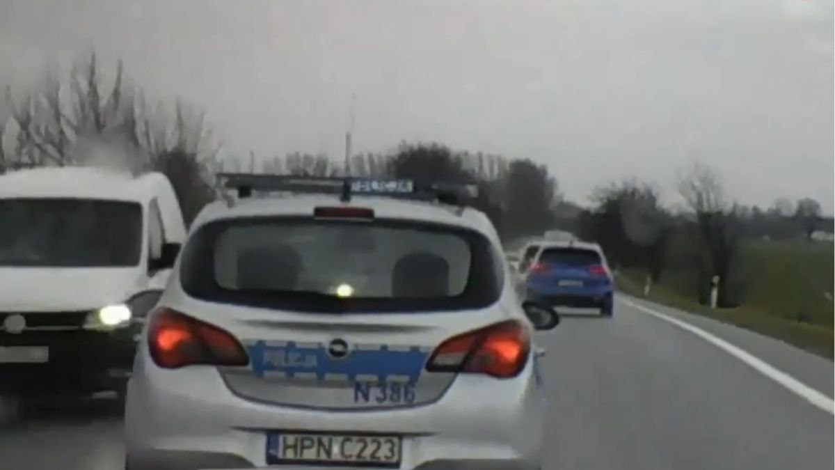 radiowóz jechał slalomem/ kadr z nagrania