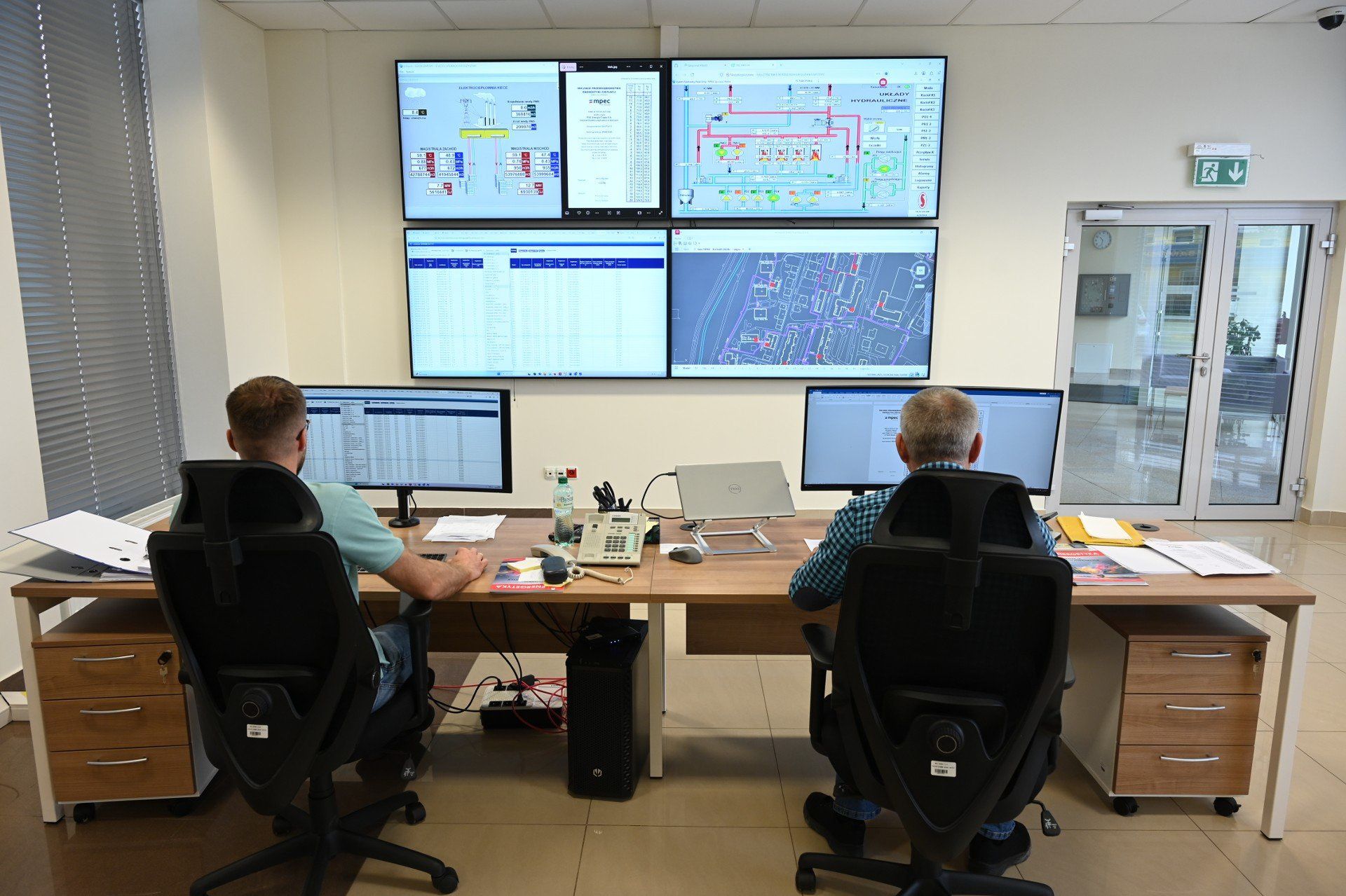 Dyspozytornia MPEC to centrum operacyjne, które nadzoruje parametry sieci i węzłów, przyjmuje wnioski o uruchomienie ogrzewania, priorytetyzuje interwencje i dysponuje ekipami serwisowymi, aby bezpiecznie i optymalnie dostarczać ciepło.