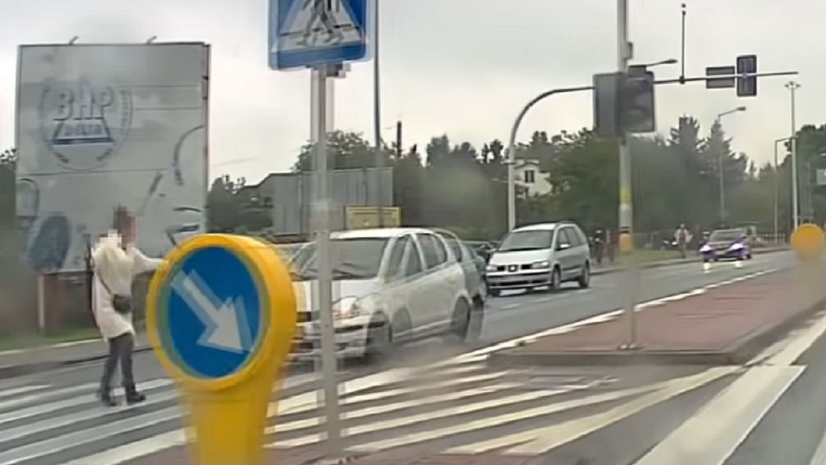 Na nagraniu widać rozpędzone auto na pasach.