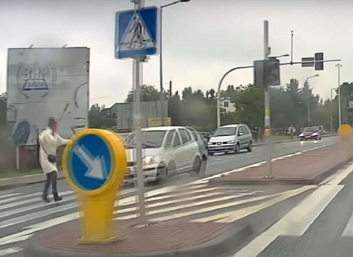 Na nagraniu widać rozpędzone auto na pasach.