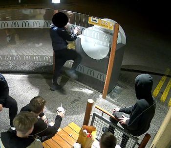 Kępno: Nastolatek kopnął w szybę restauracji. Stanął przed sądem