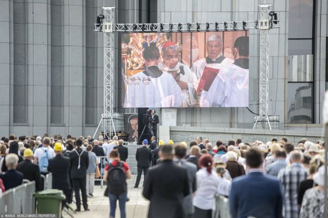 Warszawa. Wierni przed Świątynią Opatrzności Bożej